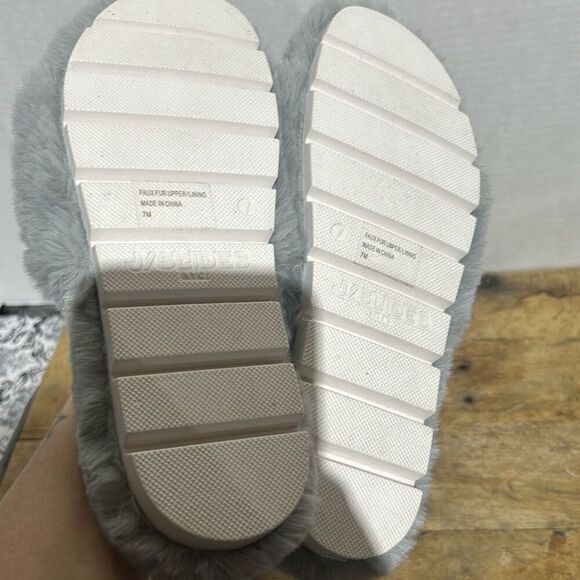 J/slides gray fuzzy slip on slippers cozy rubber bottoms woman's size 7‎ - Picture 5 of 7